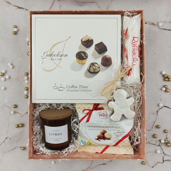 elegancki zestaw prezentowy z czekoladkami i świecą
