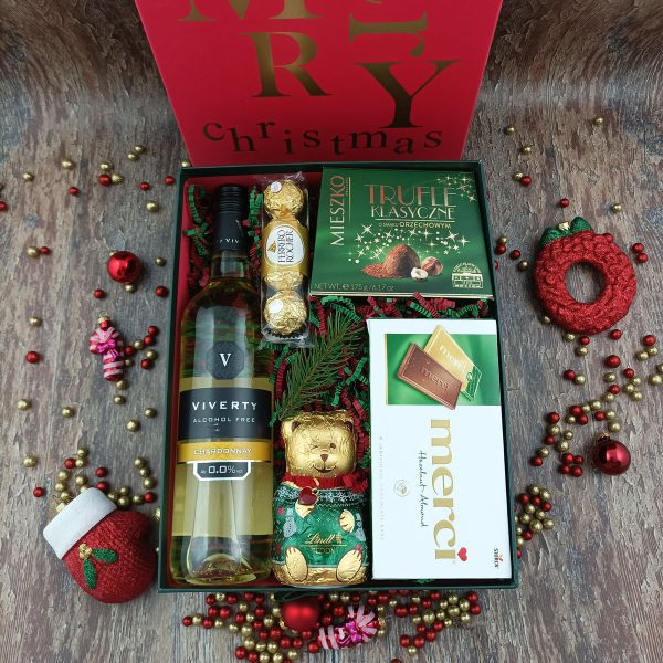 pudełko świąteczne z białym winem i słodyczami na prezent
