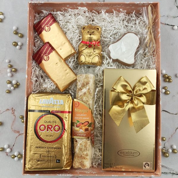 elegancki, złoty upominek w świątecznym pudełku ze słodyczami i kawą